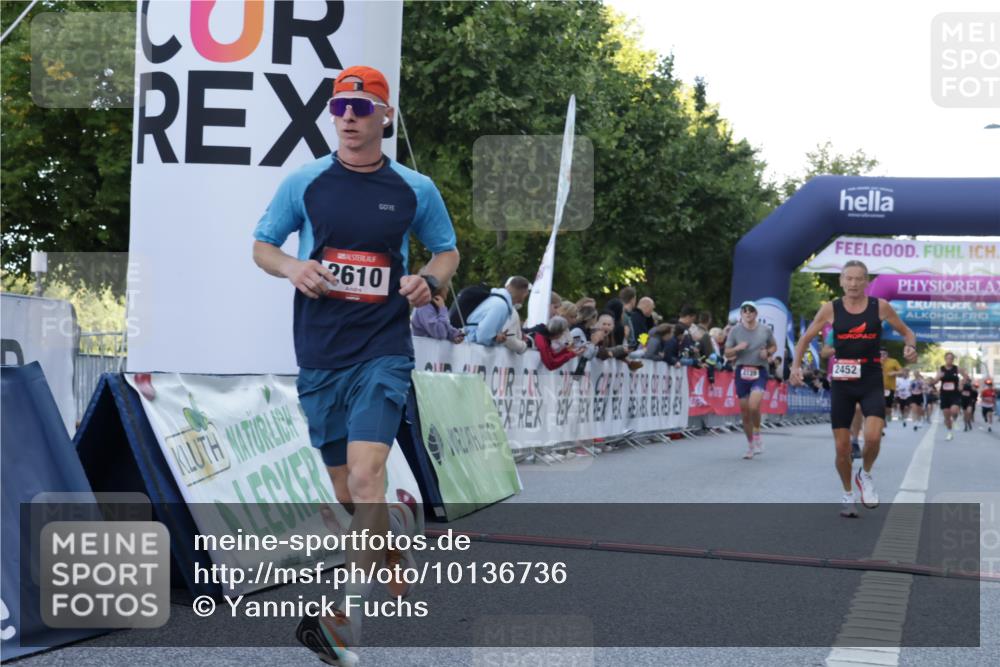 06.09.2026 - CURREX Alsterlauf Yannick Fuchs http://msf.ph/oto/10136736 06.09.2026 09:44:51 Ziel 2442, 2452, 2610, 3226, 3671, 3802, 3803, 4039, 4128, 5286, 8264 meine-sportfotos.de