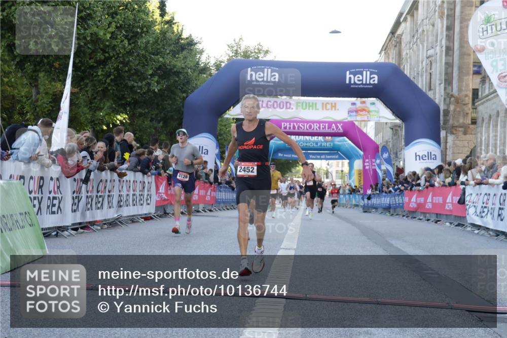 06.09.2026 - CURREX Alsterlauf Yannick Fuchs http://msf.ph/oto/10136744 06.09.2026 09:44:52 Ziel 2442, 2452, 2610, 3226, 3802, 3803, 4039, 4128, 5286, 8264 meine-sportfotos.de