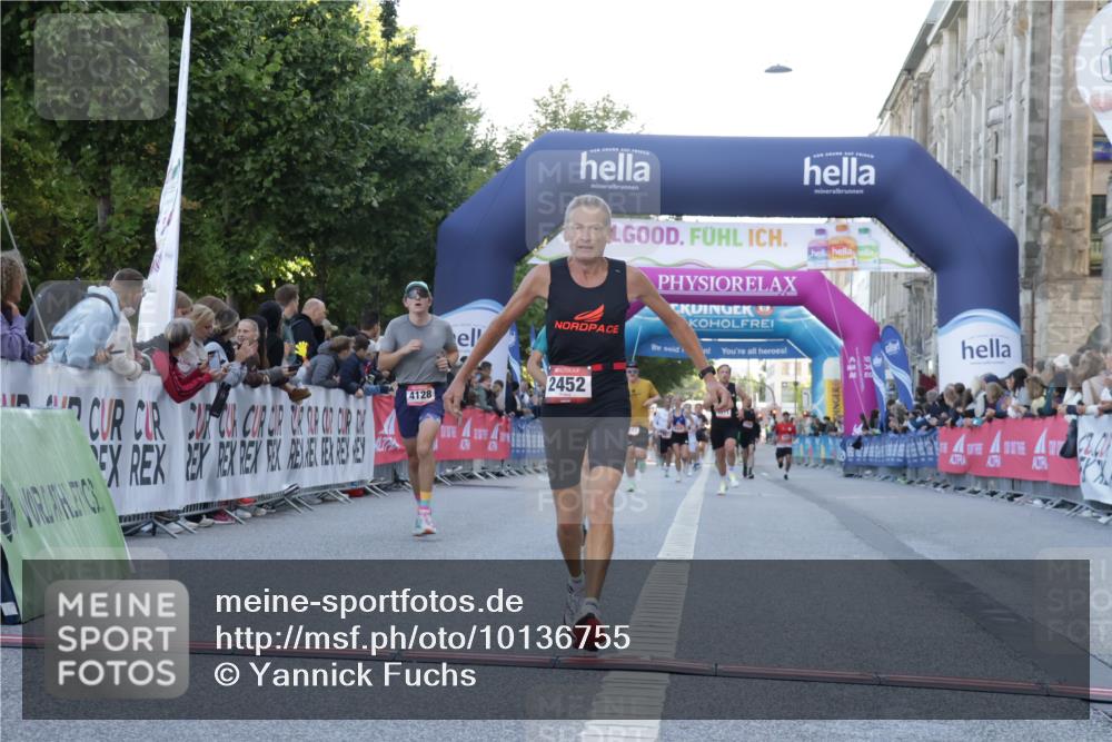 06.09.2026 - CURREX Alsterlauf Yannick Fuchs http://msf.ph/oto/10136755 06.09.2026 09:44:52 Ziel 2442, 2452, 2610, 3226, 3802, 3803, 4039, 4128, 5286, 8264 meine-sportfotos.de