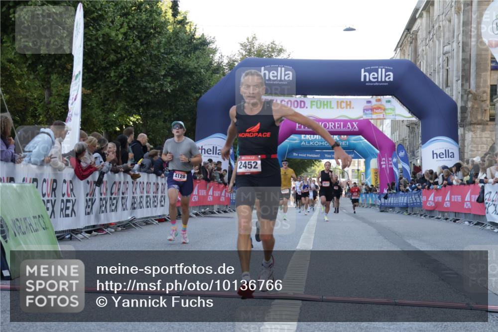 06.09.2026 - CURREX Alsterlauf Yannick Fuchs http://msf.ph/oto/10136766 06.09.2026 09:44:52 Ziel 2442, 2452, 2610, 3226, 3802, 3803, 4039, 4128, 5286, 8264 meine-sportfotos.de