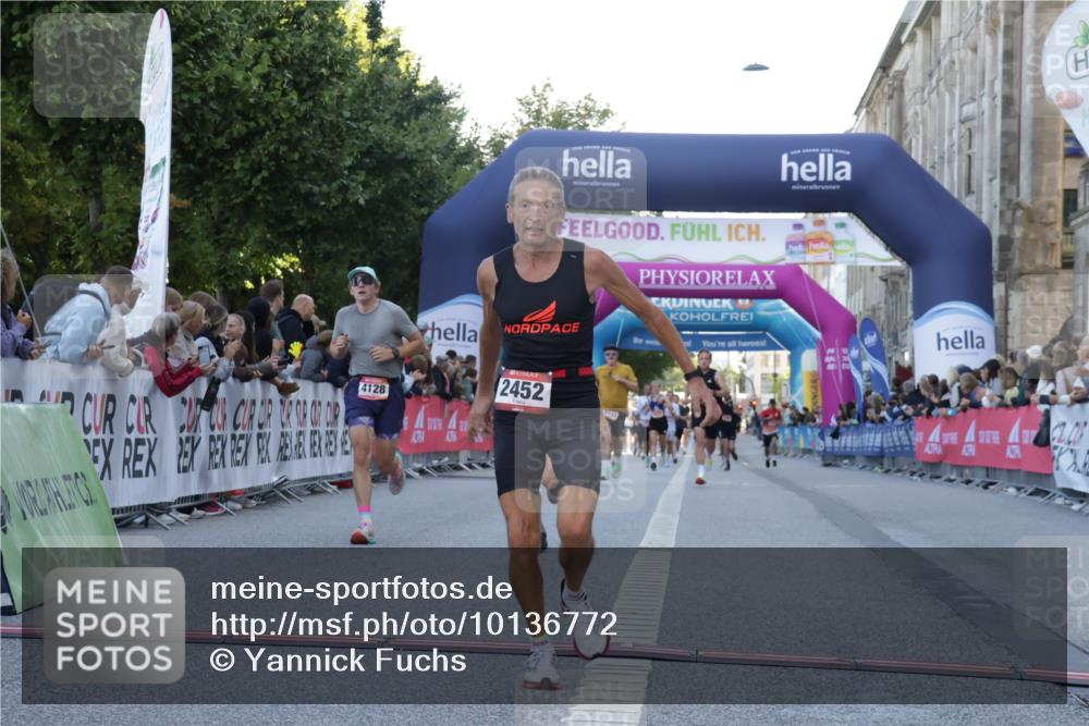 06.09.2026 - CURREX Alsterlauf Yannick Fuchs http://msf.ph/oto/10136772 06.09.2026 09:44:53 Ziel 2442, 2452, 2610, 3802, 3803, 4039, 4128, 5286 meine-sportfotos.de