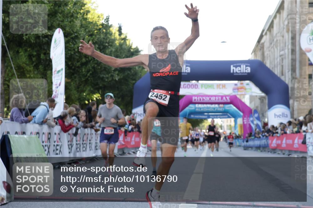 06.09.2026 - CURREX Alsterlauf Yannick Fuchs http://msf.ph/oto/10136790 06.09.2026 09:44:53 Ziel 2442, 2452, 2610, 3802, 3803, 4039, 4128, 5286 meine-sportfotos.de