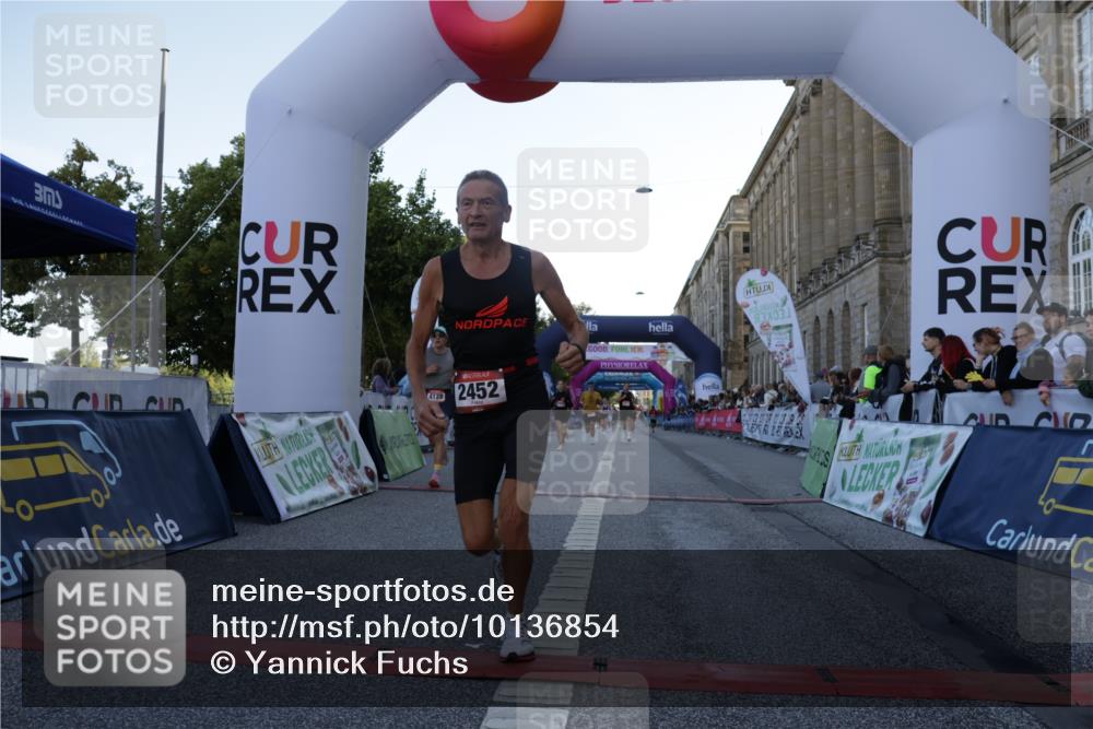 06.09.2026 - CURREX Alsterlauf Yannick Fuchs http://msf.ph/oto/10136854 06.09.2026 09:44:54 Ziel 2442, 2452, 2610, 3802, 3803, 4039, 4128, 5286, 5837, 6243 meine-sportfotos.de