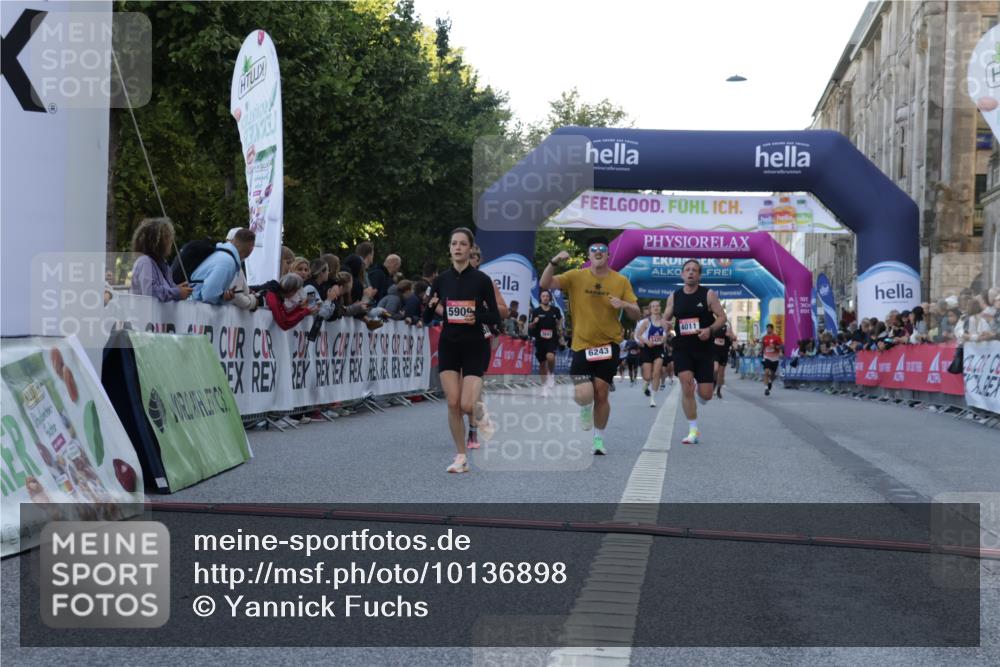 06.09.2026 - CURREX Alsterlauf Yannick Fuchs http://msf.ph/oto/10136898 06.09.2026 09:44:56 Ziel 2452, 2610, 3802, 3803, 4011, 4128, 5286, 5837, 6243 meine-sportfotos.de