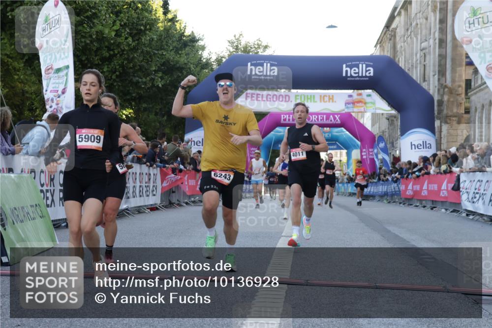 06.09.2026 - CURREX Alsterlauf Yannick Fuchs http://msf.ph/oto/10136928 06.09.2026 09:44:57 Ziel 2452, 2610, 3803, 4011, 4128, 5286, 5837, 6243, 6420 meine-sportfotos.de