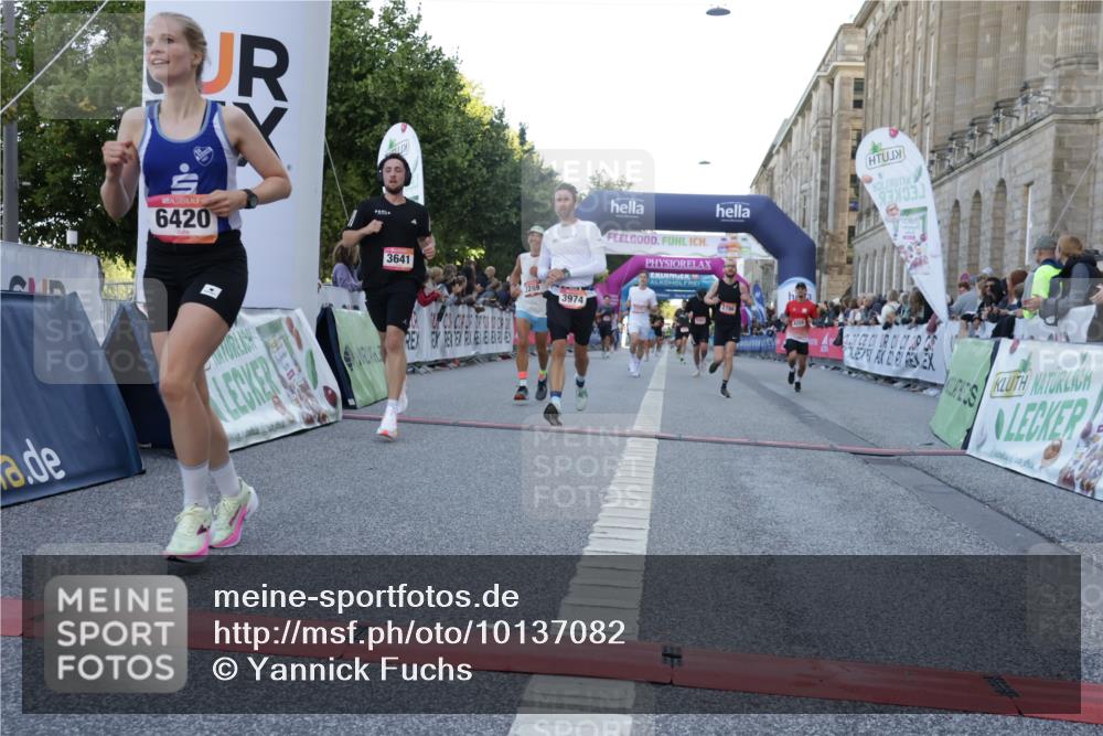 06.09.2026 - CURREX Alsterlauf Yannick Fuchs http://msf.ph/oto/10137082 06.09.2026 09:45:03 Ziel 2289, 2786, 3641, 3767, 3771, 3974, 4011, 4255, 5272, 5837, 6243, 6420 meine-sportfotos.de