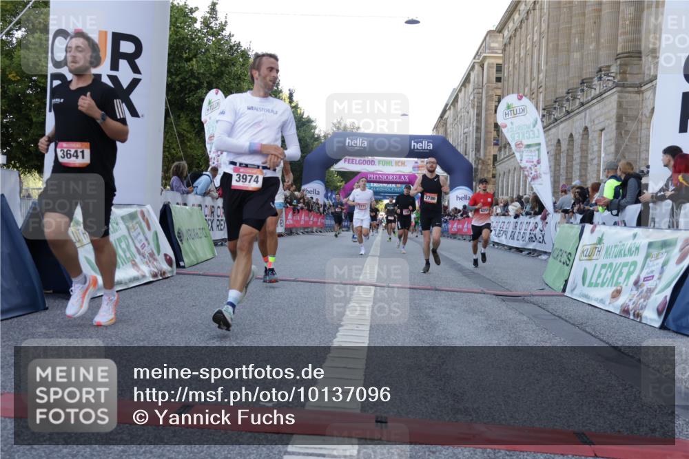 06.09.2026 - CURREX Alsterlauf Yannick Fuchs http://msf.ph/oto/10137096 06.09.2026 09:45:04 Ziel 2289, 2786, 3641, 3767, 3771, 3974, 4011, 4255, 5272, 5837, 6243, 6420 meine-sportfotos.de