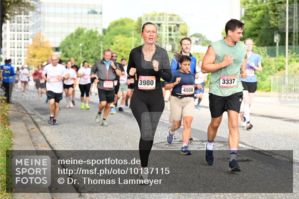 06.09.2026 - CURREX Alsterlauf Dr. Thomas Lammeyer http://msf.ph/oto/10137115 06.09.2026 10:02:32 Laufen 3174, 6433, 3980, 4508, 3337, 266 meine-sportfotos.de