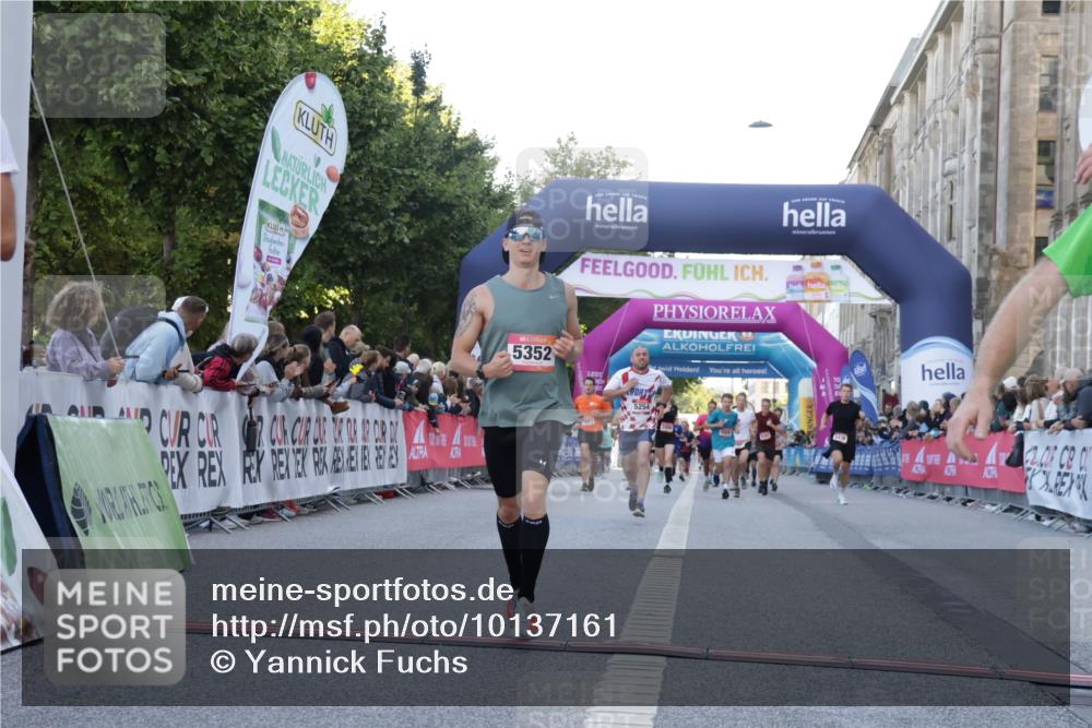 06.09.2026 - CURREX Alsterlauf Yannick Fuchs http://msf.ph/oto/10137161 06.09.2026 09:45:15 Ziel 2449, 2489, 3767, 3873, 4331, 5254, 5266, 5272, 5341, 5352, 5770, 8020 meine-sportfotos.de
