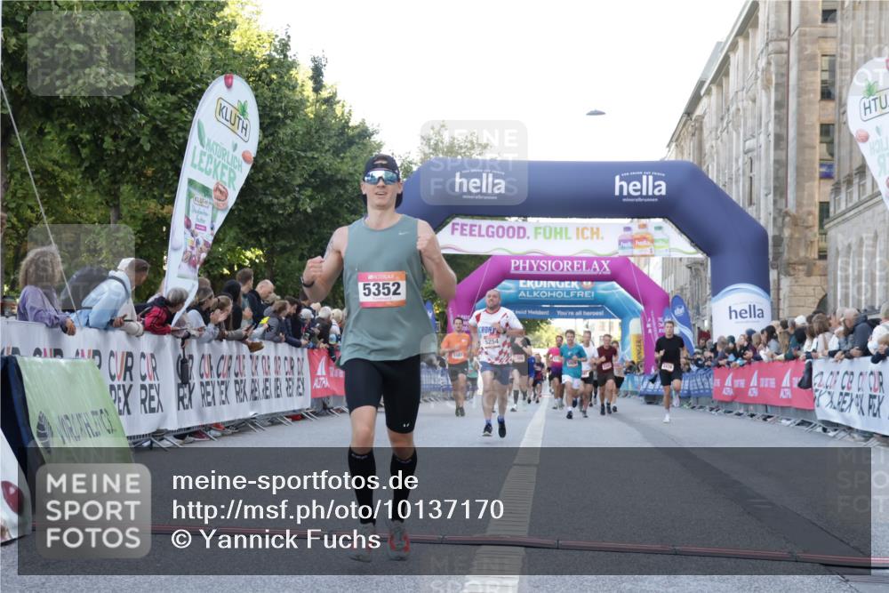 06.09.2026 - CURREX Alsterlauf Yannick Fuchs http://msf.ph/oto/10137170 06.09.2026 09:45:16 Ziel 2449, 2489, 3873, 4331, 5254, 5266, 5341, 5352, 5770, 8020 meine-sportfotos.de