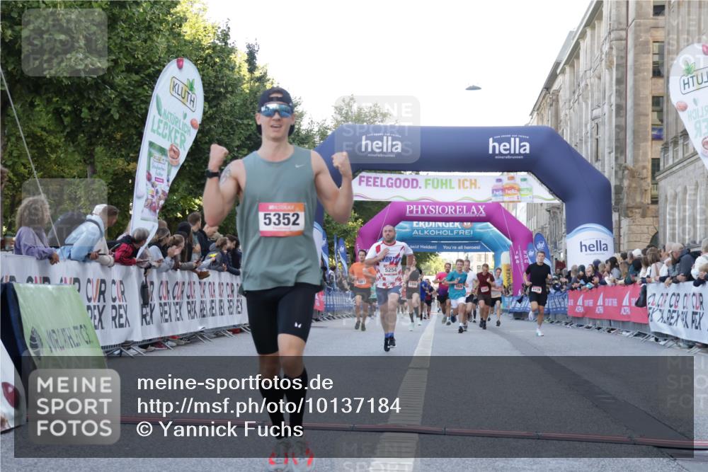 06.09.2026 - CURREX Alsterlauf Yannick Fuchs http://msf.ph/oto/10137184 06.09.2026 09:45:16 Ziel 2449, 2489, 3873, 4331, 5254, 5266, 5341, 5352, 5770, 8020 meine-sportfotos.de