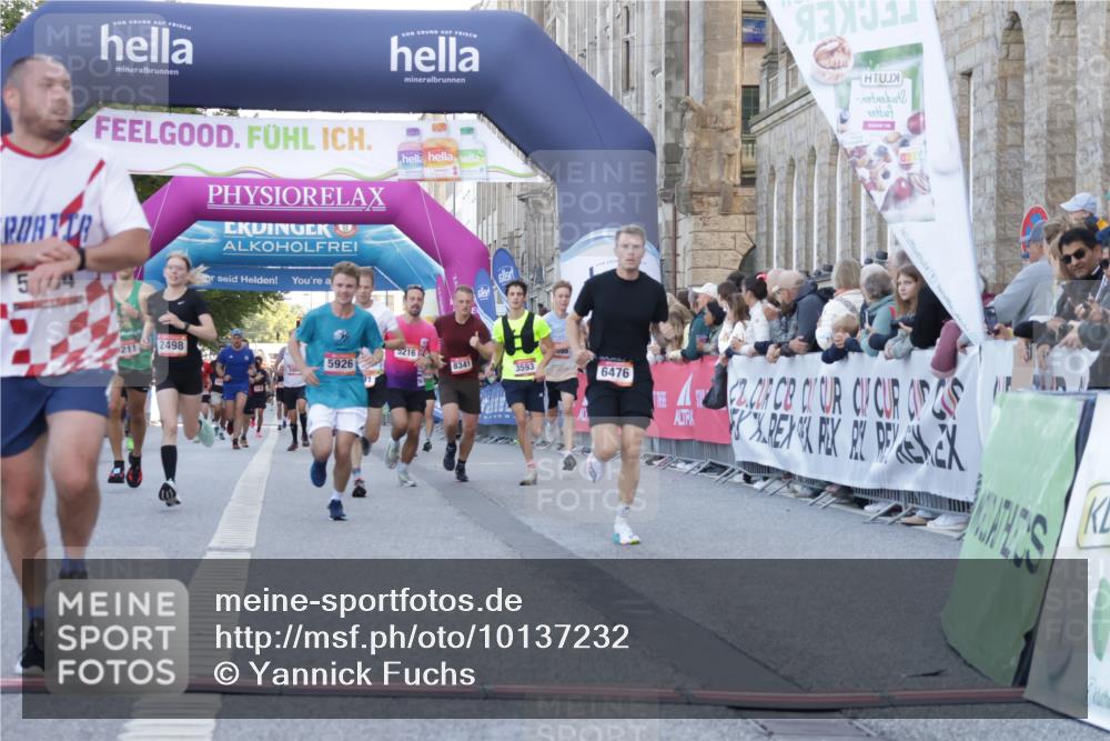 06.09.2026 - CURREX Alsterlauf Yannick Fuchs http://msf.ph/oto/10137232 06.09.2026 09:45:19 Ziel 2449, 2489, 2498, 3211, 3593, 4331, 4586, 4891, 5216, 5254, 5266, 5352, 5887, 5926, 6476, 8020 meine-sportfotos.de