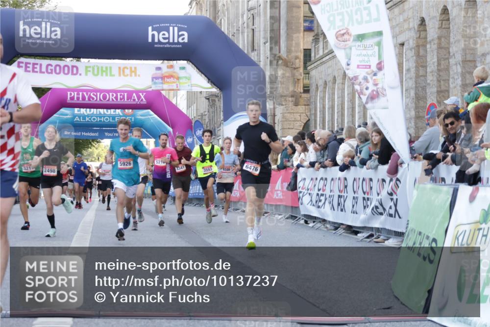 06.09.2026 - CURREX Alsterlauf Yannick Fuchs http://msf.ph/oto/10137237 06.09.2026 09:45:19 Ziel 2449, 2489, 2498, 3211, 3593, 4331, 4586, 4891, 5216, 5254, 5266, 5352, 5887, 5926, 6476, 8020 meine-sportfotos.de