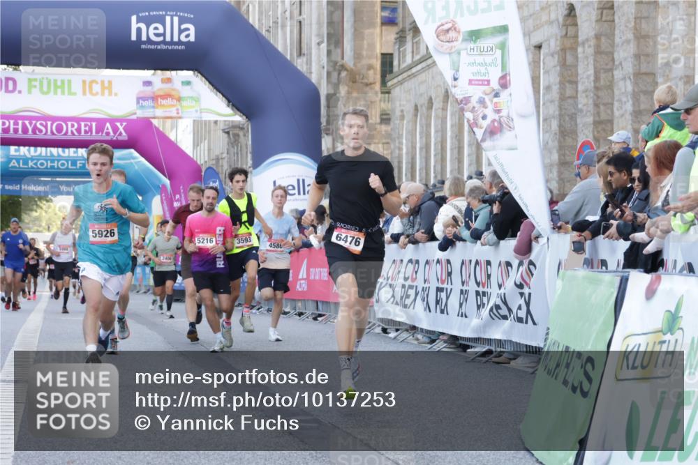 06.09.2026 - CURREX Alsterlauf Yannick Fuchs http://msf.ph/oto/10137253 06.09.2026 09:45:19 Ziel 2449, 2489, 2498, 3211, 3593, 4331, 4586, 4891, 5216, 5254, 5266, 5352, 5887, 5926, 6476, 8020 meine-sportfotos.de