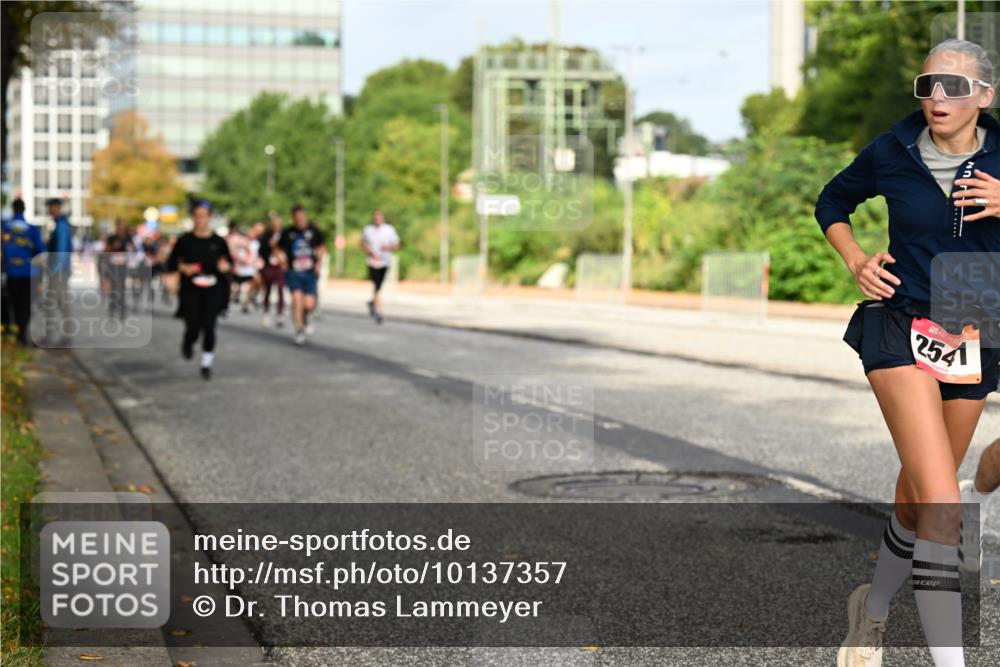 06.09.2026 - CURREX Alsterlauf Dr. Thomas Lammeyer http://msf.ph/oto/10137357 06.09.2026 10:02:56 Laufen 2541 meine-sportfotos.de