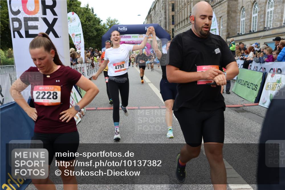 06.09.2026 - CURREX Alsterlauf Strokosch-Dieckow http://msf.ph/oto/10137382 06.09.2026 09:59:38 Ziel 2077, 2227, 2228, 2780, 3129, 3969, 4042, 4291, 4751, 4752, 5154, 5269, 5474, 5638, 6199, 6200, 6213, 8111 meine-sportfotos.de