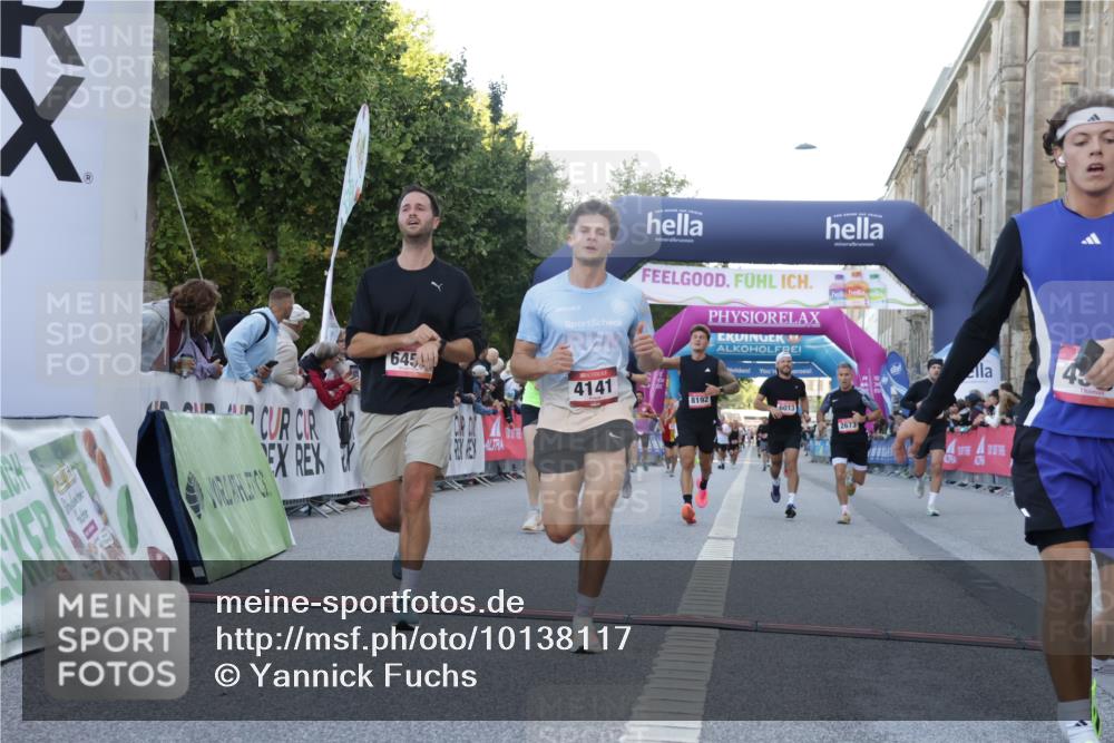 06.09.2026 - CURREX Alsterlauf Yannick Fuchs http://msf.ph/oto/10138117 06.09.2026 09:45:34 Ziel 2101, 2111, 2170, 2406, 2615, 2673, 3146, 3149, 3259, 3615, 4141, 4581, 5699, 5805, 5988, 6013, 6450, 8192 meine-sportfotos.de