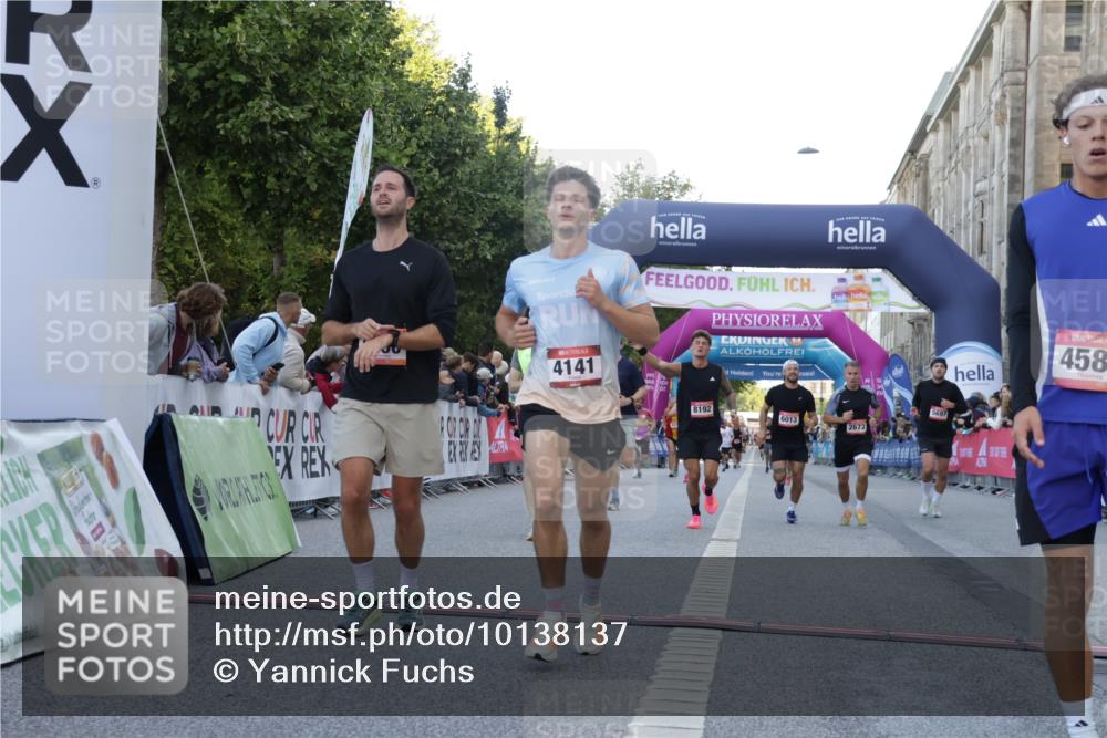 06.09.2026 - CURREX Alsterlauf Yannick Fuchs http://msf.ph/oto/10138137 06.09.2026 09:45:34 Ziel 2101, 2111, 2170, 2406, 2615, 2673, 3146, 3149, 3259, 3615, 4141, 4581, 5699, 5805, 5988, 6013, 6450, 8192 meine-sportfotos.de