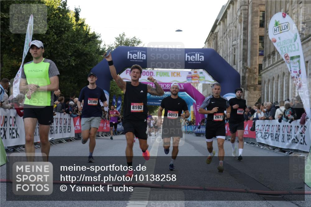 06.09.2026 - CURREX Alsterlauf Yannick Fuchs http://msf.ph/oto/10138258 06.09.2026 09:45:36 Ziel 2101, 2615, 2673, 3146, 3149, 3259, 3615, 4141, 4581, 5697, 5805, 5988, 6013, 6450, 8192 meine-sportfotos.de