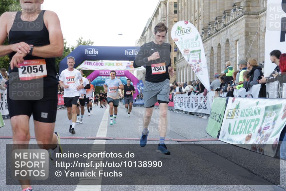 06.09.2026 - CURREX Alsterlauf Yannick Fuchs http://msf.ph/oto/10138990 06.09.2026 09:45:49 Ziel 2054, 3602, 3956, 4341, 4372, 4828, 4982, 5123, 6072, 6113, 6186, 6401, 6449, 8193, 8228 meine-sportfotos.de