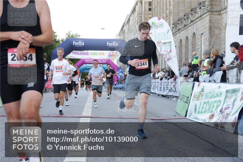 06.09.2026 - CURREX Alsterlauf Yannick Fuchs http://msf.ph/oto/10139000 06.09.2026 09:45:49 Ziel 2054, 3602, 3956, 4341, 4372, 4828, 4982, 5123, 6072, 6113, 6186, 6401, 6449, 8193, 8228 meine-sportfotos.de