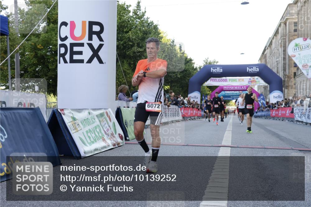 06.09.2026 - CURREX Alsterlauf Yannick Fuchs http://msf.ph/oto/10139252 06.09.2026 09:45:55 Ziel 2054, 2731, 2828, 3623, 3956, 4341, 4721, 4828, 5123, 6072, 6113, 6391, 8193 meine-sportfotos.de