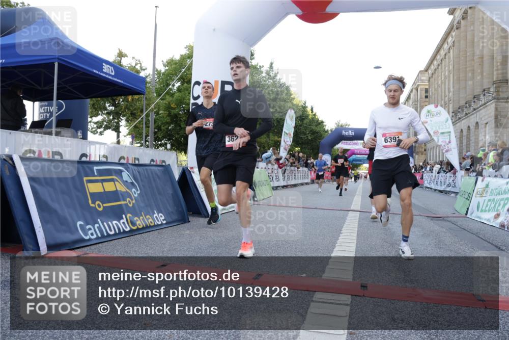 06.09.2026 - CURREX Alsterlauf Yannick Fuchs http://msf.ph/oto/10139428 06.09.2026 09:45:59 Ziel 2731, 2828, 3404, 3623, 4721, 4828, 5537, 6072, 6256, 6391, 8193 meine-sportfotos.de