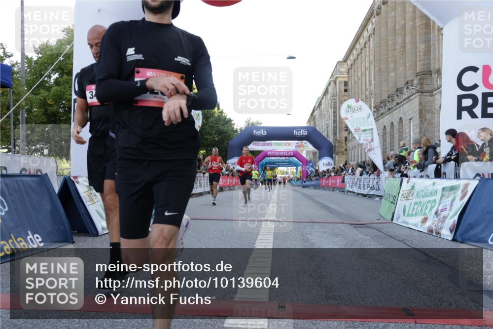 06.09.2026 - CURREX Alsterlauf Yannick Fuchs http://msf.ph/oto/10139604 06.09.2026 09:46:03 Ziel 2122, 2731, 2828, 3404, 3623, 4721, 5537, 5846, 6256, 6391, 8158 meine-sportfotos.de