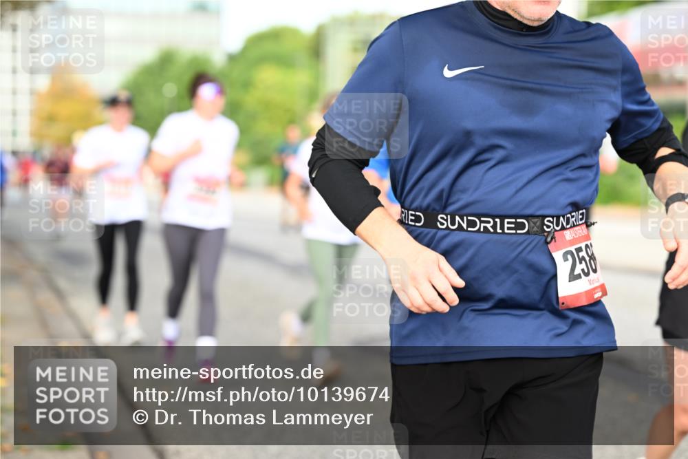 06.09.2026 - CURREX Alsterlauf Dr. Thomas Lammeyer http://msf.ph/oto/10139674 06.09.2026 10:06:50 Laufen 258 meine-sportfotos.de