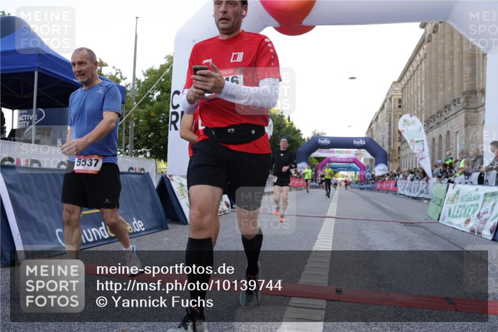 06.09.2026 - CURREX Alsterlauf Yannick Fuchs http://msf.ph/oto/10139744 06.09.2026 09:46:07 Ziel 2122, 2828, 3404, 5537, 5846, 6014, 6256, 8158, 8210 meine-sportfotos.de