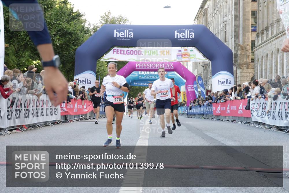 06.09.2026 - CURREX Alsterlauf Yannick Fuchs http://msf.ph/oto/10139978 06.09.2026 09:46:15 Ziel 2342, 2703, 4824, 4970, 5515, 5906, 6014, 6406, 8210, 8266 meine-sportfotos.de