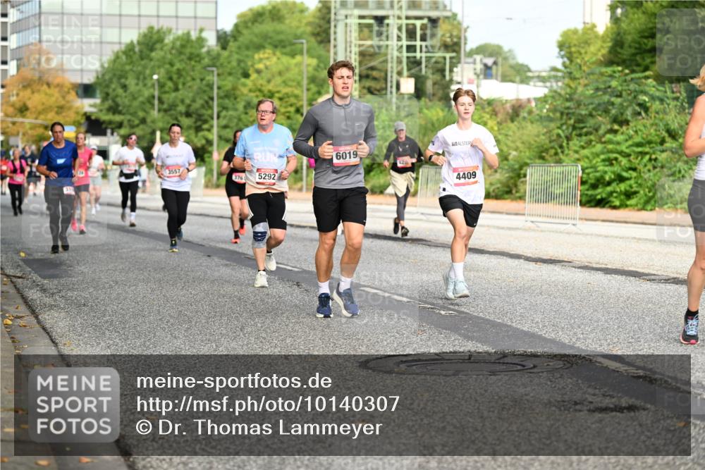 06.09.2026 - CURREX Alsterlauf Dr. Thomas Lammeyer http://msf.ph/oto/10140307 06.09.2026 10:08:05 Laufen 3557, 376, 5292, 6019, 4409 meine-sportfotos.de