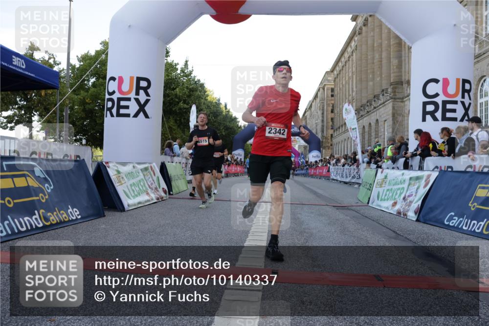 06.09.2026 - CURREX Alsterlauf Yannick Fuchs http://msf.ph/oto/10140337 06.09.2026 09:46:20 Ziel 2342, 2703, 3132, 4287, 4537, 4619, 4824, 4970, 5419, 5515, 5906, 6406, 8266 meine-sportfotos.de