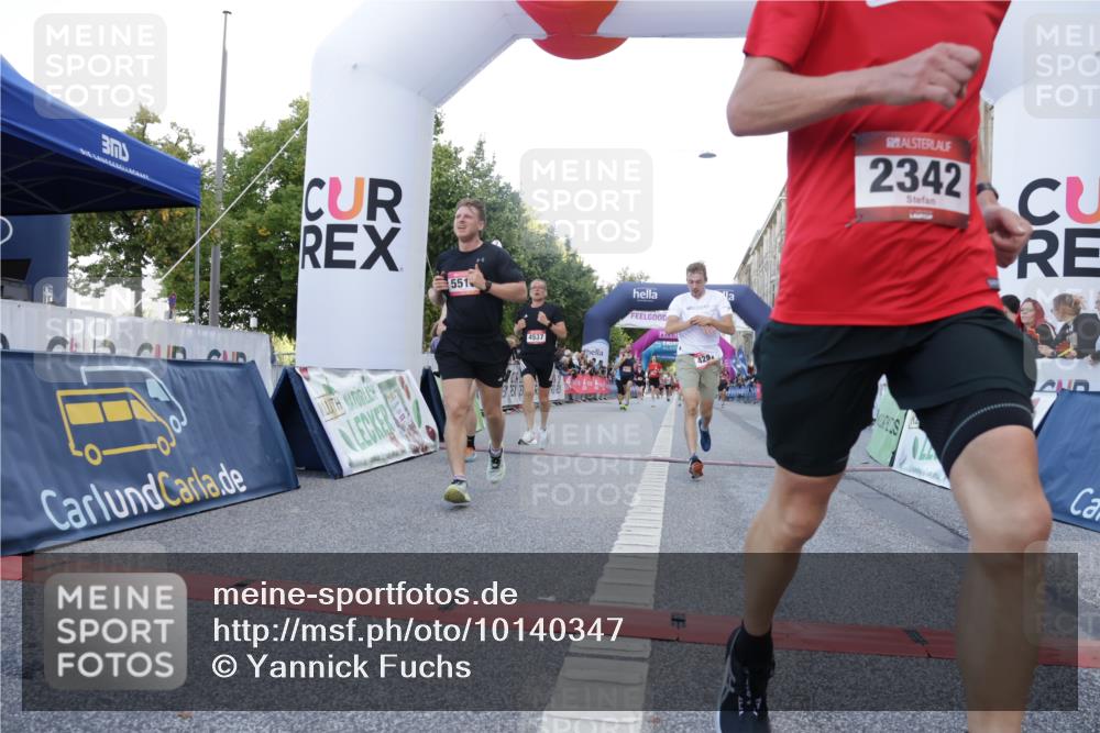 06.09.2026 - CURREX Alsterlauf Yannick Fuchs http://msf.ph/oto/10140347 06.09.2026 09:46:20 Ziel 2342, 2703, 3132, 4287, 4537, 4619, 4824, 4970, 5419, 5515, 5906, 6406, 8266 meine-sportfotos.de