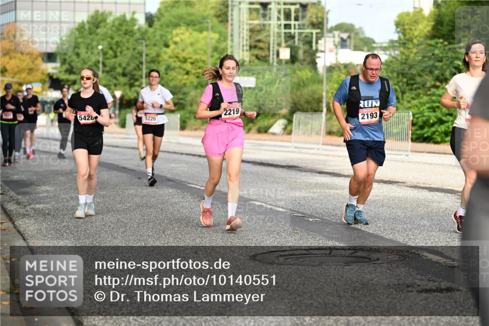 06.09.2026 - CURREX Alsterlauf Dr. Thomas Lammeyer http://msf.ph/oto/10140551 06.09.2026 10:08:33 Laufen 5428, 2219, 5220, 2193 meine-sportfotos.de