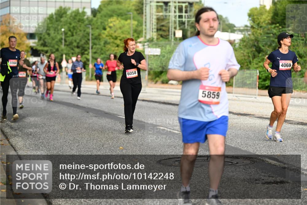 06.09.2026 - CURREX Alsterlauf Dr. Thomas Lammeyer http://msf.ph/oto/10142248 06.09.2026 10:11:42 Laufen 5564, 3425, 6058, 5859, 4069 meine-sportfotos.de