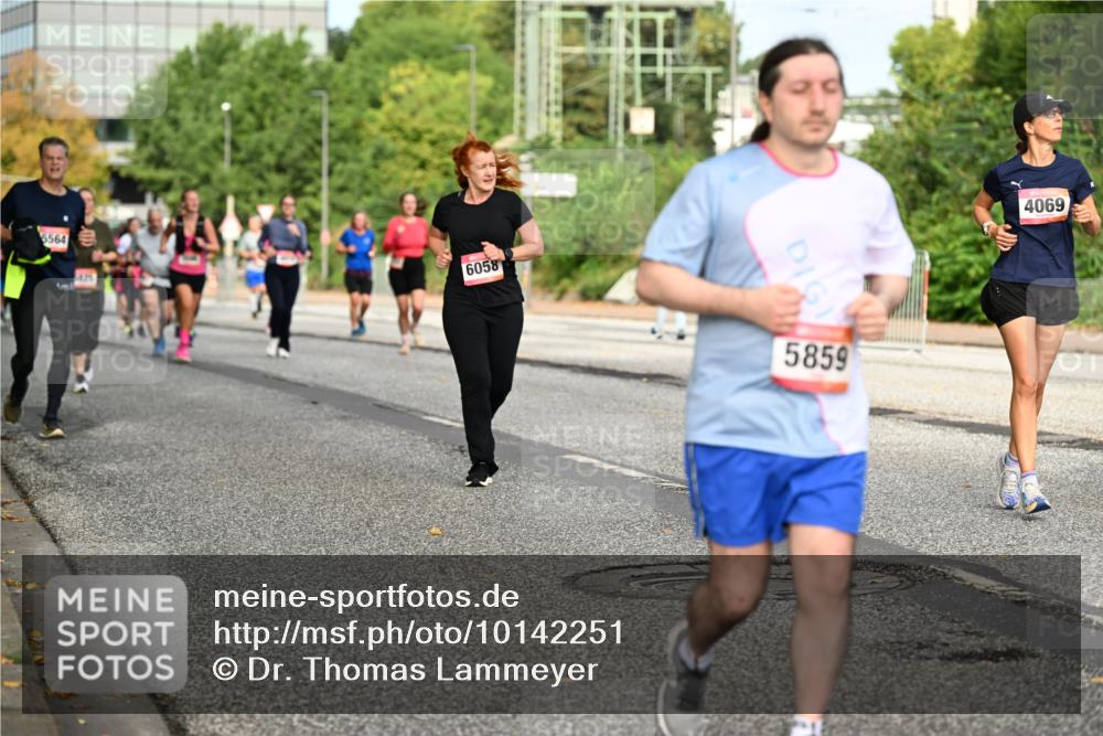 06.09.2026 - CURREX Alsterlauf Dr. Thomas Lammeyer http://msf.ph/oto/10142251 06.09.2026 10:11:42 Laufen 6564, 2425, 6058, 5859, 4069 meine-sportfotos.de