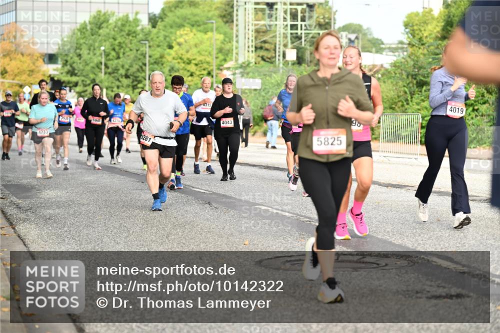 06.09.2026 - CURREX Alsterlauf Dr. Thomas Lammeyer http://msf.ph/oto/10142322 06.09.2026 10:11:50 Laufen 4733, 3539, 5945, 4370, 3281, 4315, 4043, 5825, 4019 meine-sportfotos.de