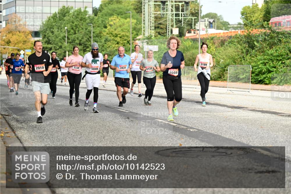 06.09.2026 - CURREX Alsterlauf Dr. Thomas Lammeyer http://msf.ph/oto/10142523 06.09.2026 10:12:11 Laufen 2810, 2910, 3330, 2744, 5849, 2431, 2432, 5559, 3189 meine-sportfotos.de