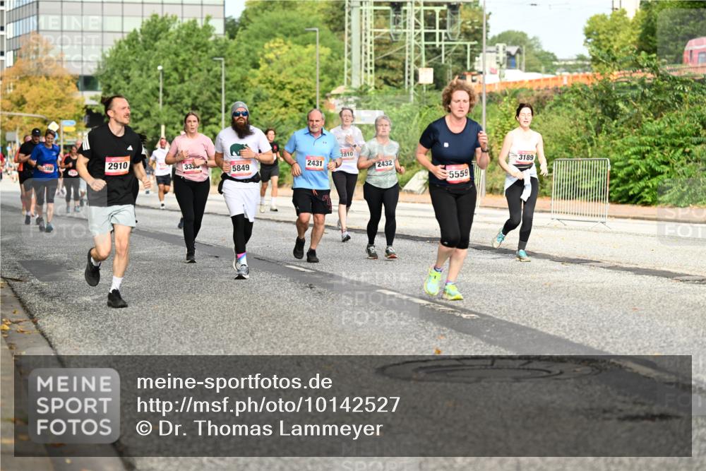 06.09.2026 - CURREX Alsterlauf Dr. Thomas Lammeyer http://msf.ph/oto/10142527 06.09.2026 10:12:11 Laufen 288, 2910, 2810, 333, 5849, 2431, 2432, 3189, 5559 meine-sportfotos.de