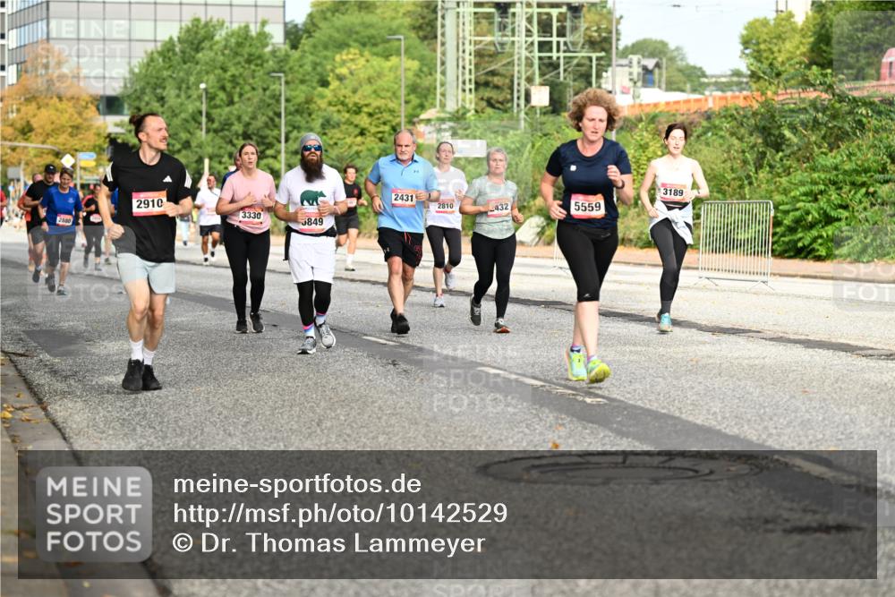 06.09.2026 - CURREX Alsterlauf Dr. Thomas Lammeyer http://msf.ph/oto/10142529 06.09.2026 10:12:11 Laufen 2910, 3330, 2880, 5849, 2431, 3189, 2810, 432, 5559 meine-sportfotos.de