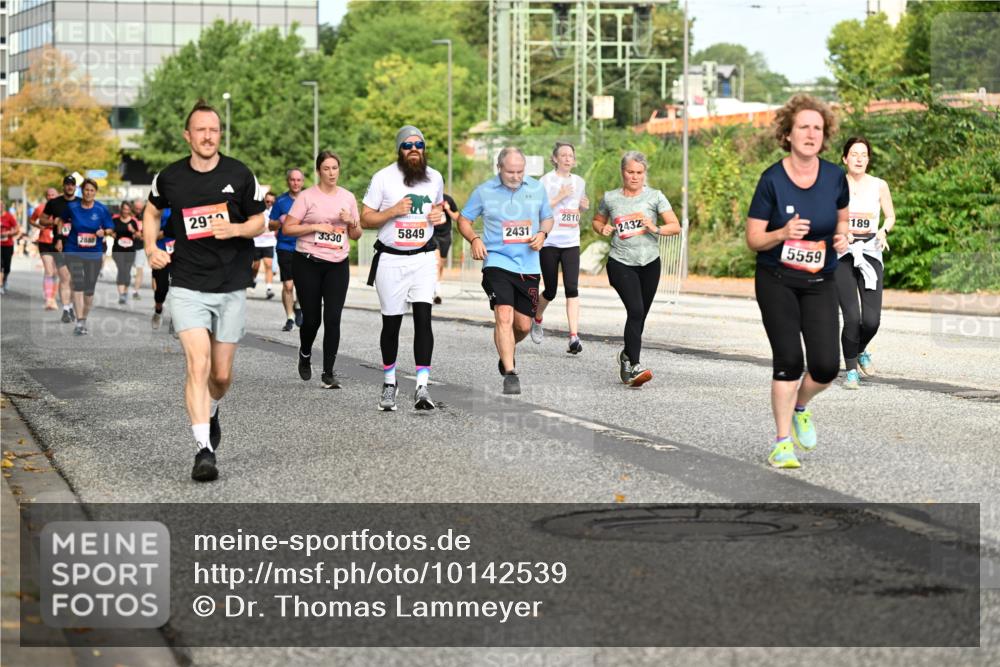 06.09.2026 - CURREX Alsterlauf Dr. Thomas Lammeyer http://msf.ph/oto/10142539 06.09.2026 10:12:12 Laufen 2910, 3330, 5849, 2431, 2810, 2432, 5559, 189 meine-sportfotos.de