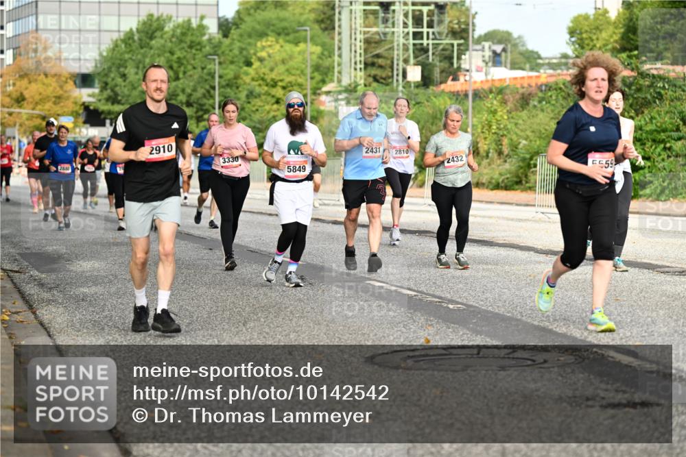 06.09.2026 - CURREX Alsterlauf Dr. Thomas Lammeyer http://msf.ph/oto/10142542 06.09.2026 10:12:13 Laufen 2880, 2910, 3330, 5849, 2431, 2810, 2432, 559 meine-sportfotos.de