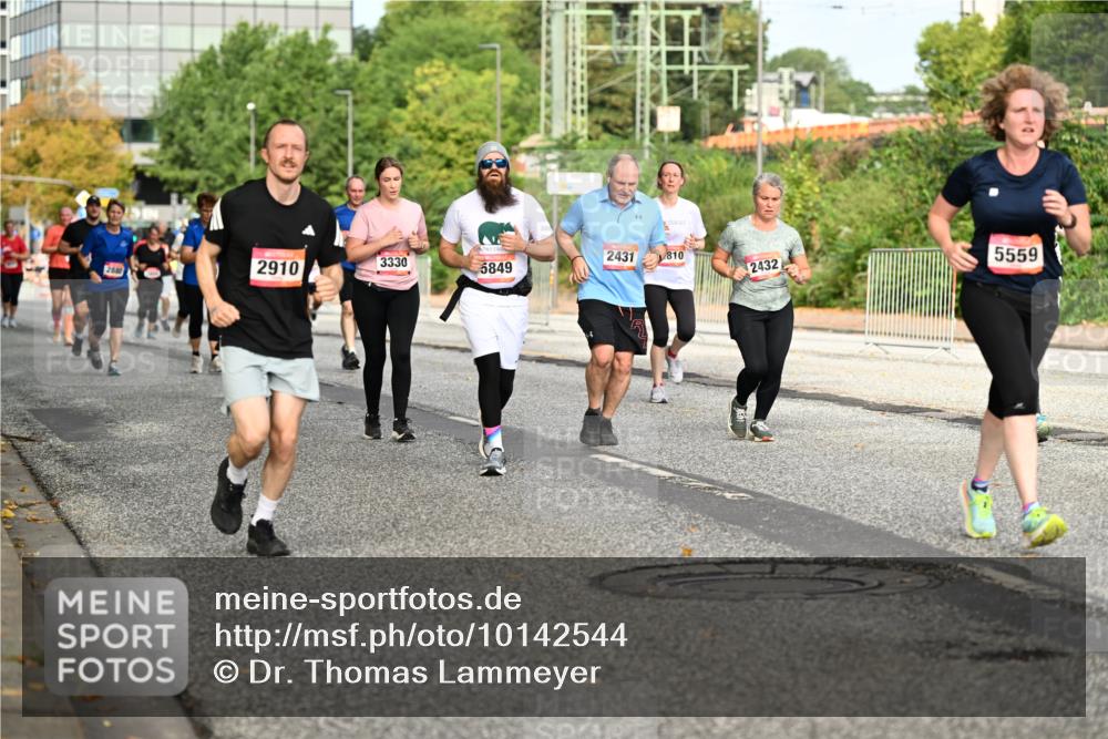 06.09.2026 - CURREX Alsterlauf Dr. Thomas Lammeyer http://msf.ph/oto/10142544 06.09.2026 10:12:13 Laufen 2830, 2910, 3330, 2431, 810, 5559, 5849, 2432 meine-sportfotos.de