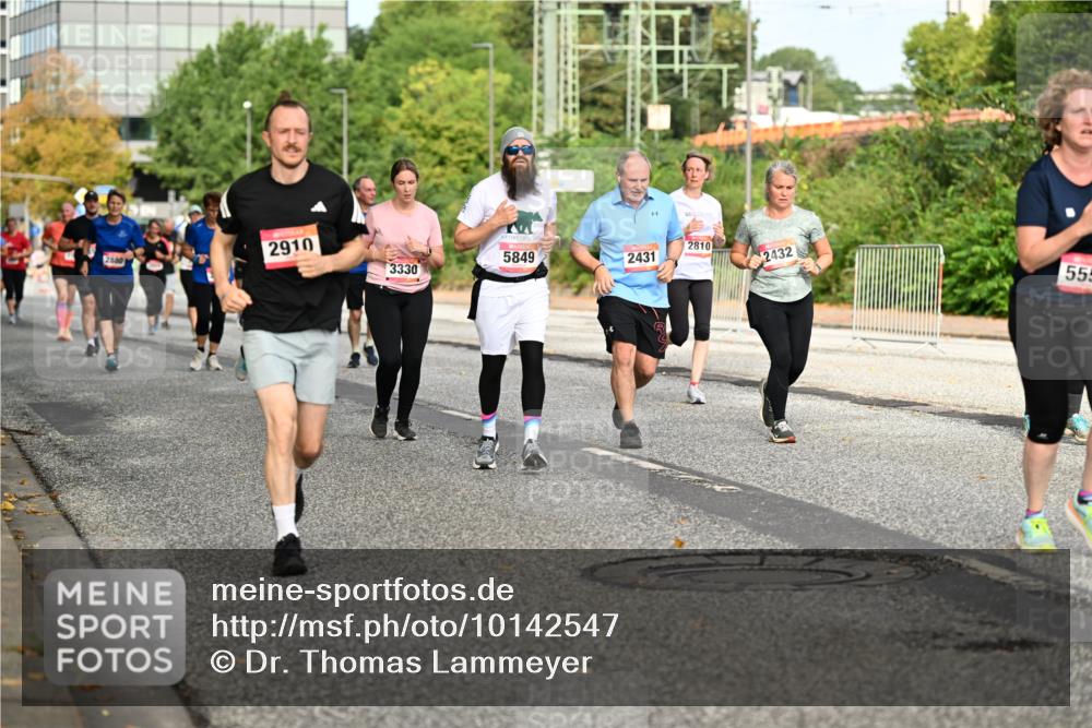 06.09.2026 - CURREX Alsterlauf Dr. Thomas Lammeyer http://msf.ph/oto/10142547 06.09.2026 10:12:13 Laufen 2880, 2910, 3330, 5849, 2810, 2431, 2432, 555 meine-sportfotos.de