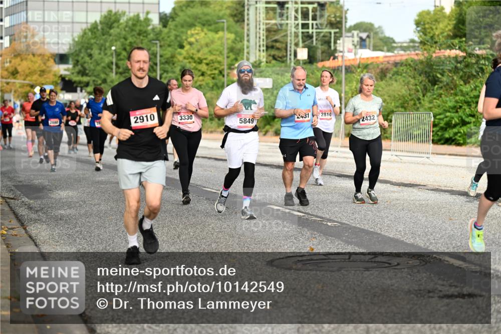 06.09.2026 - CURREX Alsterlauf Dr. Thomas Lammeyer http://msf.ph/oto/10142549 06.09.2026 10:12:13 Laufen 2880, 2910, 3330, 5849, 431, 2810, 2432 meine-sportfotos.de