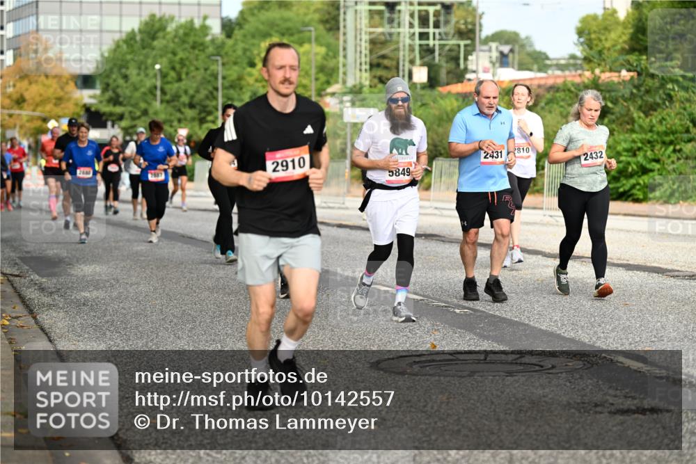 06.09.2026 - CURREX Alsterlauf Dr. Thomas Lammeyer http://msf.ph/oto/10142557 06.09.2026 10:12:14 Laufen 2887, 2910, 2431, 2810, 2432, 5849 meine-sportfotos.de