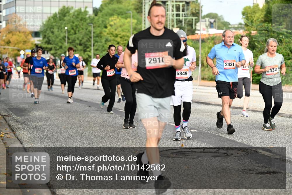 06.09.2026 - CURREX Alsterlauf Dr. Thomas Lammeyer http://msf.ph/oto/10142562 06.09.2026 10:12:15 Laufen 2887, 2744, 2916, 5849, 2431, 4210, 2432 meine-sportfotos.de