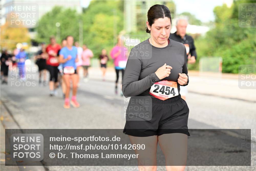 06.09.2026 - CURREX Alsterlauf Dr. Thomas Lammeyer http://msf.ph/oto/10142690 06.09.2026 10:12:28 Laufen 2454 meine-sportfotos.de