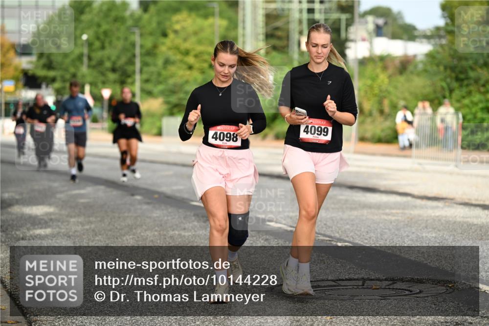06.09.2026 - CURREX Alsterlauf Dr. Thomas Lammeyer http://msf.ph/oto/10144228 06.09.2026 10:15:51 Laufen 4098, 4099 meine-sportfotos.de